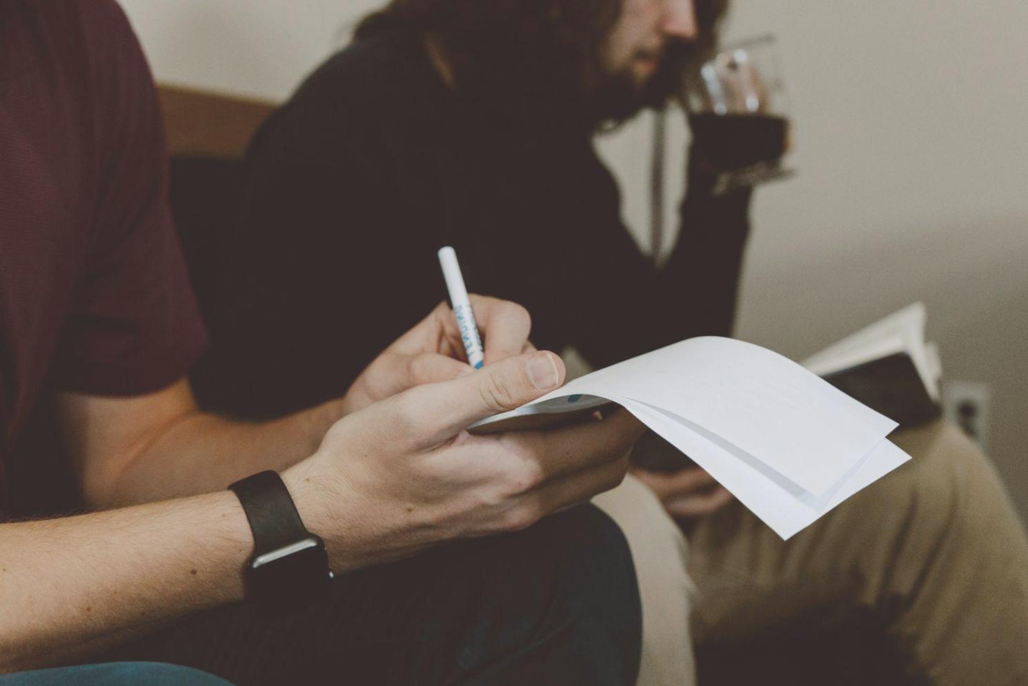 Espacio de trabajo con ordenador mostrando gráficos financieros