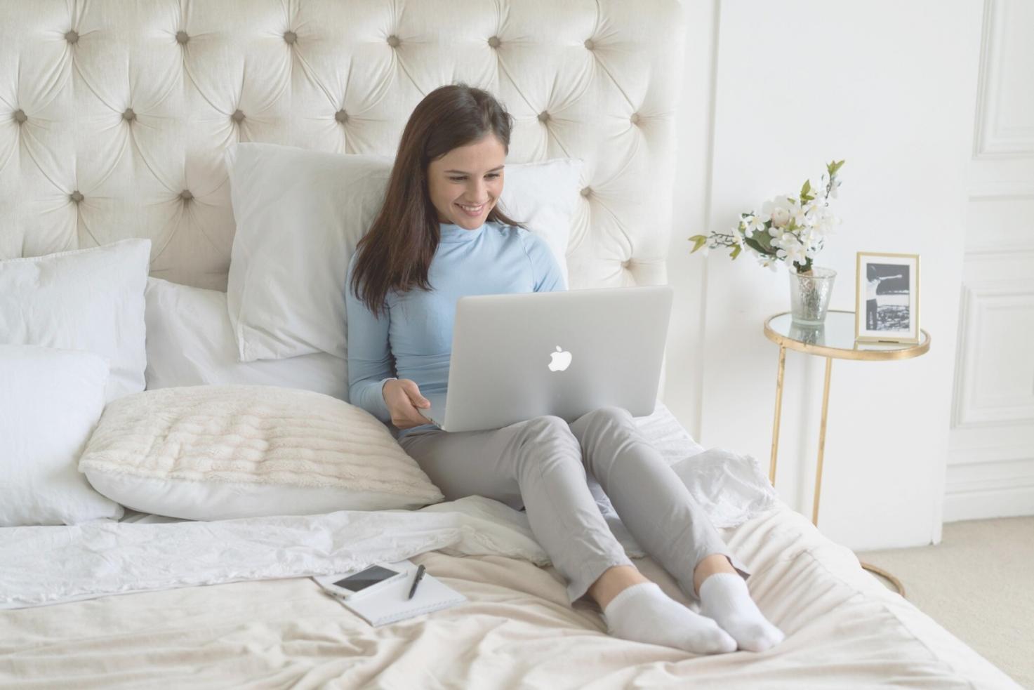 Persona revisando documentos financieros con calculadora