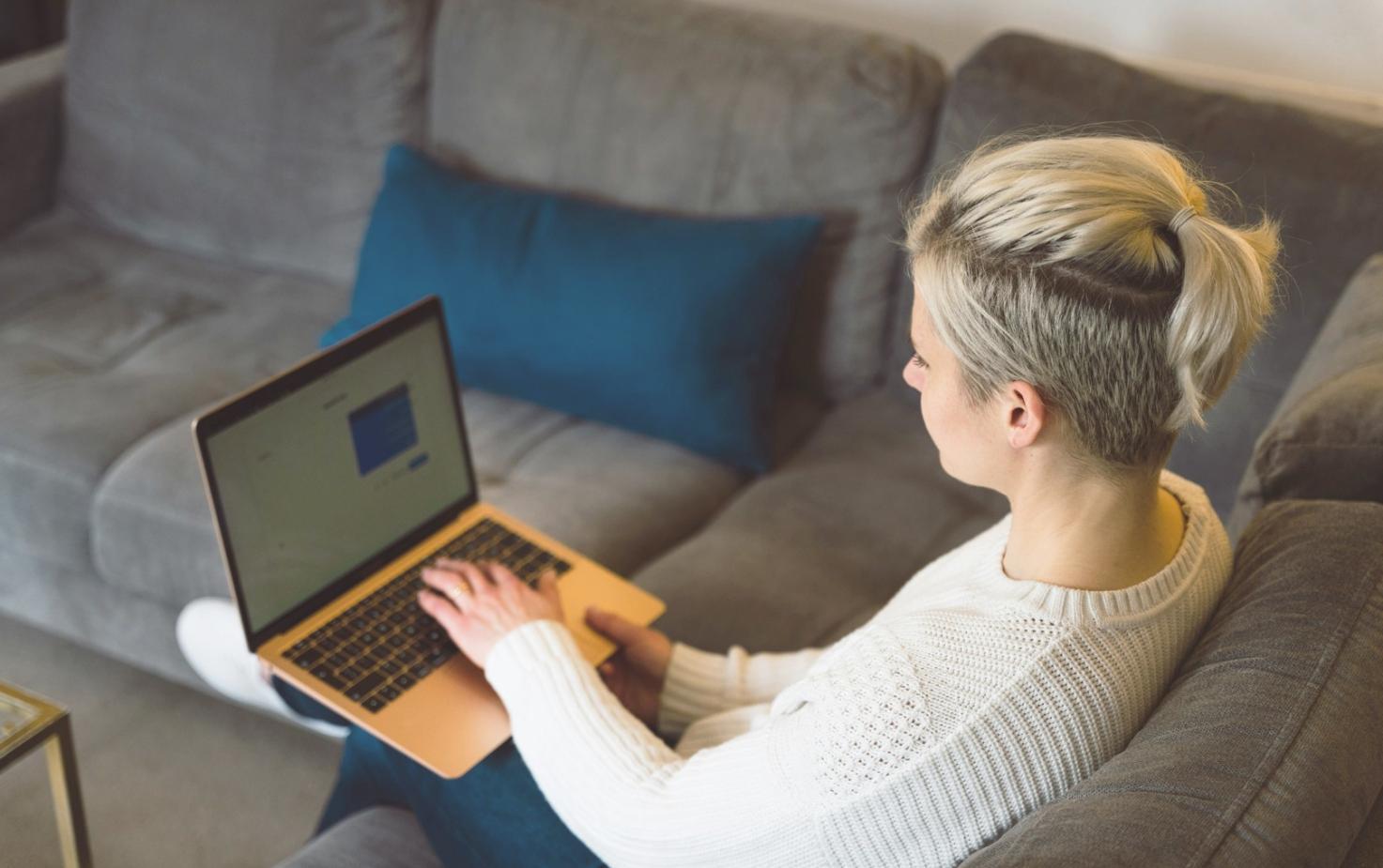 Equipo de profesionales analizando datos financieros en reunión de seguimiento de proyectos colaborativos